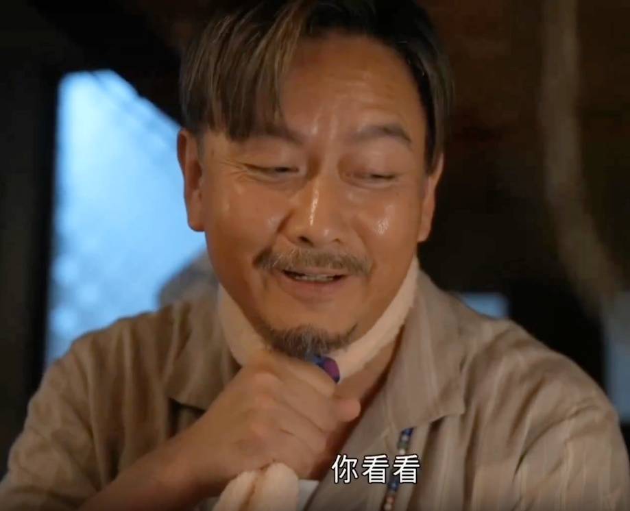 光明大押 他更親自示範以繩索綁頸的方式,企圖讓蝦餃留下。(圖片來源:ViuTV)