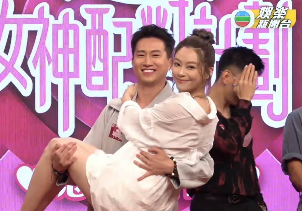 女神配對計劃 葉蒨文 Eddie更一度側身擋眼避睇Sophei與GM嘅甜蜜互動。(圖片來源:youtube@TVB 娛樂新聞台)