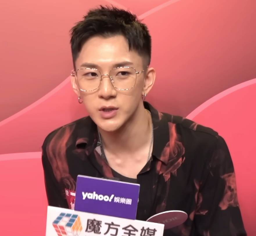 女神配對計劃 eddie 富二代 Eddie日前出席活動後接受訪問,更在訪問中對富二代身份作出回應。(圖片來源:youtube@MoreForms Media魔方全媒)
