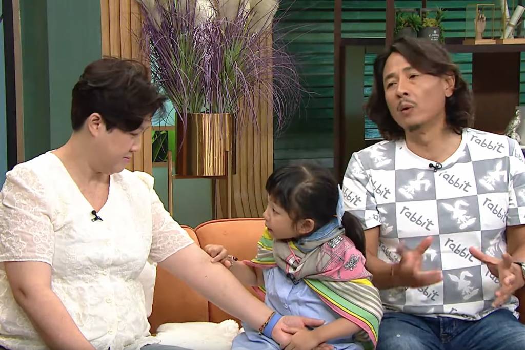 黃澤鋒 陳麗麗 面對外界嘅批評,黃澤鋒就表示一笑置之,更sweet爆向老婆示愛:「一個女人去到呢個年紀仲同你生,你要對人好,唔可以諗好多嘢令佢唔安心。」(圖片來源:TVB)