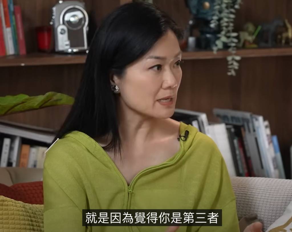 何雁詩 鄭俊弘 何雁詩近日現身網台節目《女人方言》,節目主持方健儀更重提當年何雁詩被轟做第三者一事。(圖片來源:youtube@女人方言)