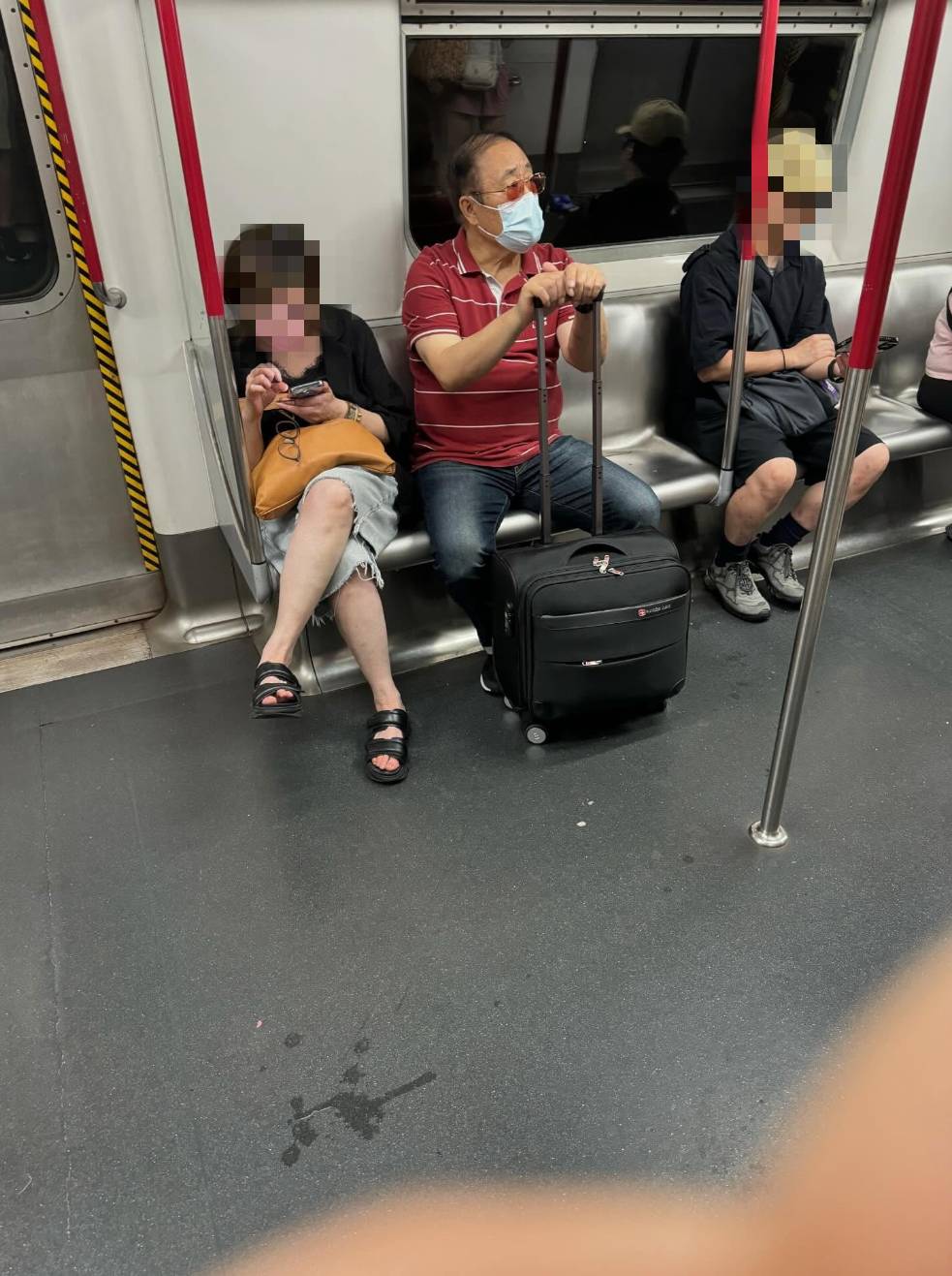 愛回家之開心速遞 最近有幸運的網民在地鐵上偶遇了久違的曹總。(圖片來源:Threads)