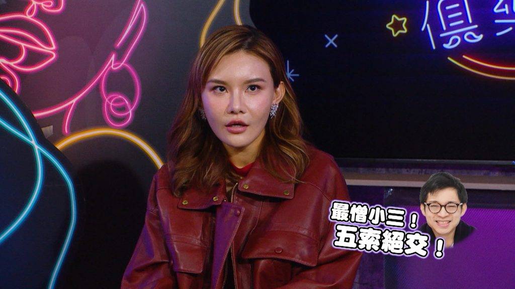 晚吹 怨女俱樂部 五索直言與男友床事頻繁,被問床上功夫是否了得,她自豪表示:「我都覺得自己真係幾勁。」(圖片來源:ViuTV)