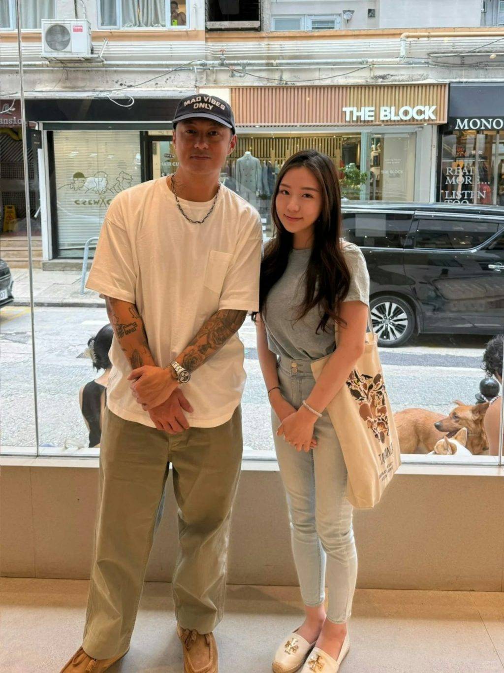 余文樂 有女粉絲在咖啡店偶遇余文樂,驚喜求合照。(圖片來源:小紅書)