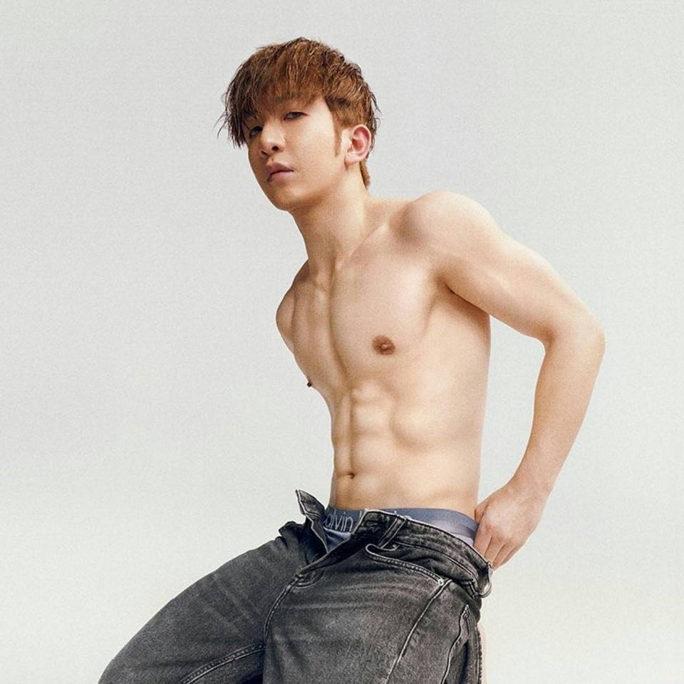 Anson Lo Anson Lo被偷拍到在家只著底褲的樣子。(圖片來源:Calvin Klein)