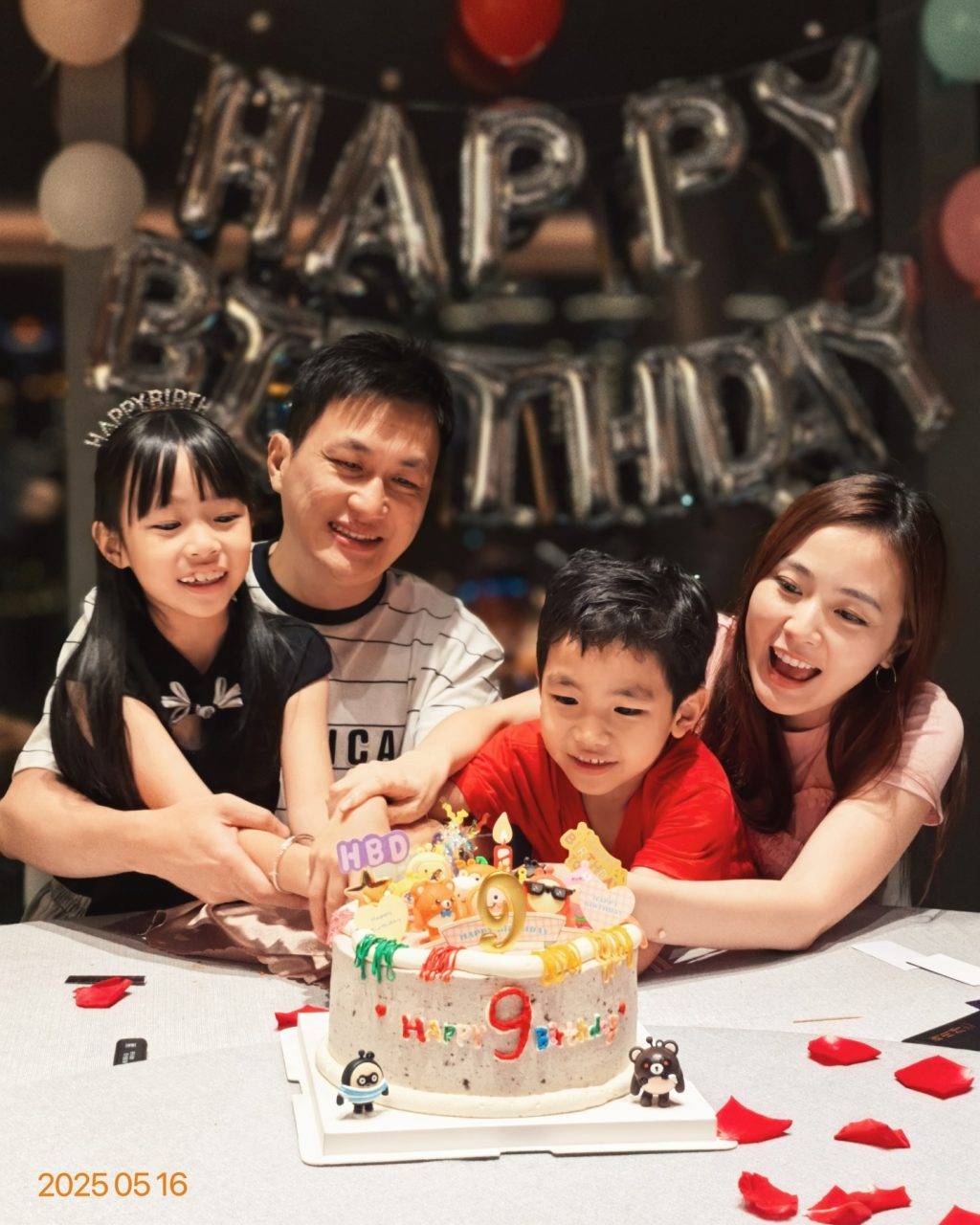 李蘊 李蘊早前曬出一家四口在女兒生日派對上的合照,這是她離婚後首度與前夫合框。(圖片來源:IG@renee0727)