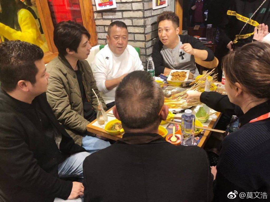 女神配對計劃 莫文浩指他初入行時一有機就去內地片場開工,有一次更在片場狼狽地高舉反光板時,偶遇老闆曾志偉,令對方都好驚訝。(圖片來源:微博@莫文浩)