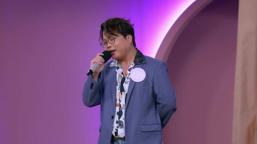女神配對計劃 Babyface 自稱偶爾會獲邀登台唱歌搞氣氛的Babyface,按主持阿Bob要求獻唱飲歌《黑玻璃》,雖然全程甩beat兼與原作有頗大出入,但Babyface依然唱得投入,還將最後一句歌詞改為「情路背後藏~Maggie」(圖片來源:TVB)