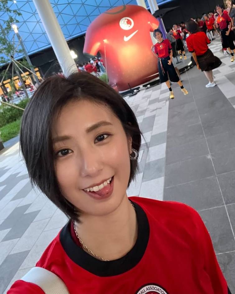 亞洲盃 Kathy仔同Dixon黃奕晨一同入場支持港隊,場外打卡時仲玩AI將途人全部變成佢個樣。(圖片來源:IG@k_thyy)
