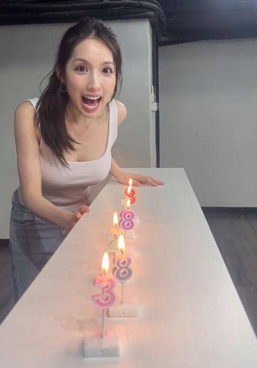 姚焯菲 海兒則顯示出了她驚人的肺活量,一口氣吹熄了五根蠟燭,力度之大甚至不小心吹倒了兩根蠟燭。(圖片來源:IG@chantelyiu)