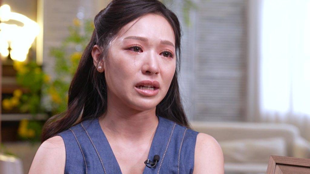 馮盈盈 寵你一世 看到寫真成品時,馮盈盈在現場竟感動至哭成淚人。(圖片來源:TVB)