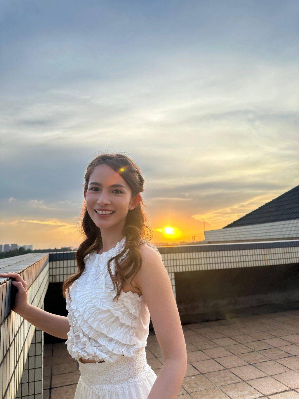 刑偵12 以天使造型亮相的陳若思Amber,純白色的希臘女神打扮、配以Amber甜美的大眼睛及笑容(圖片來源:陳若思IG)