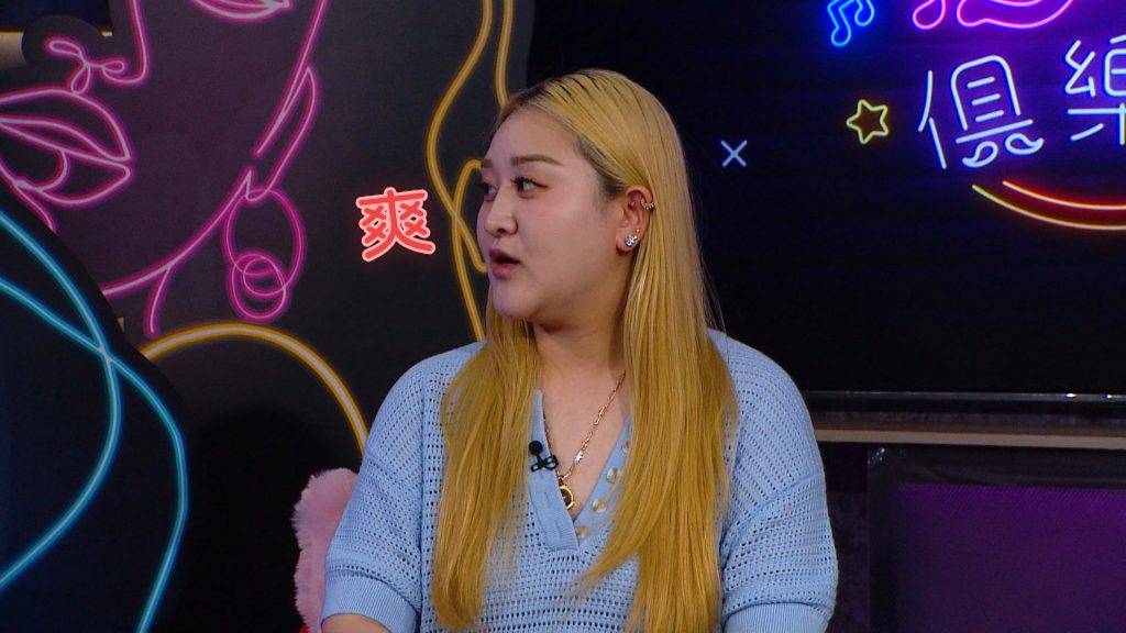 怨女俱樂部 梁兆楹 談及童年經歷,Shirley表示自己幼時並不知家境富裕。由於父親長期在澳門工作,為了快速將她送往澳門與父親相聚,每逢星期五她都需乘搭直升機(圖片來源:ViuTV)
