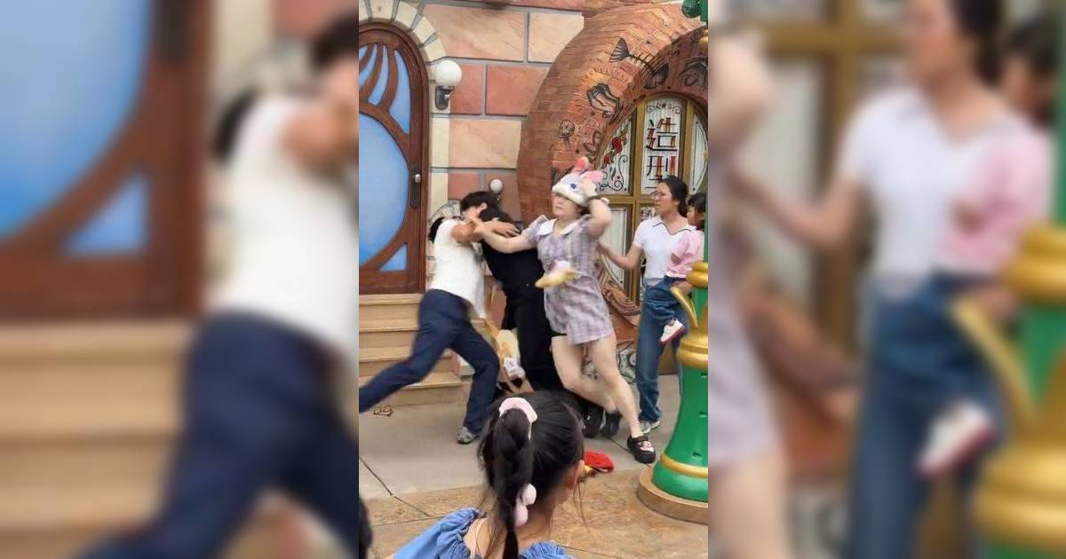 上海迪士尼情侶打卡 不滿女童入鏡與父母起衝突 女方上衣釦子被扯開走光！