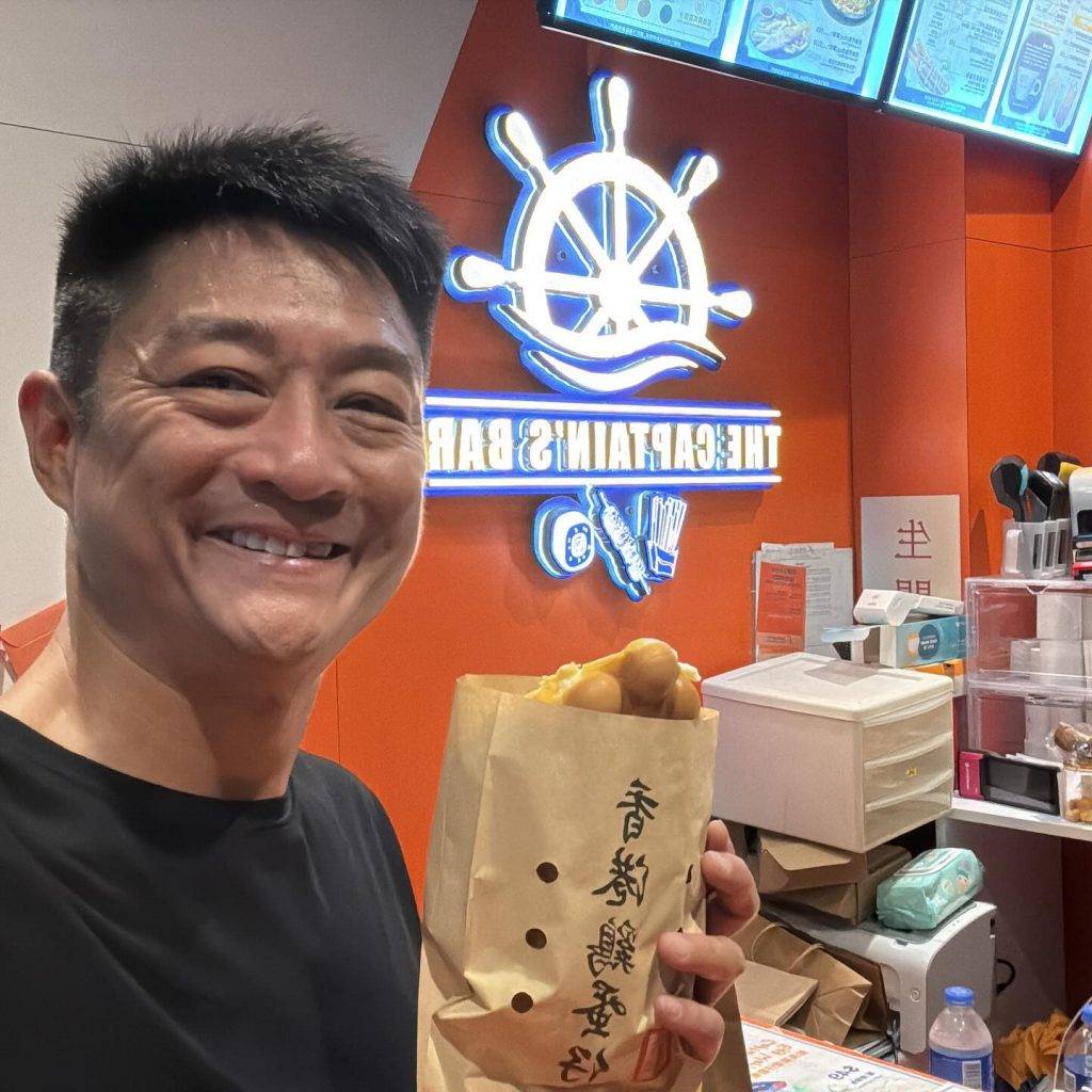 周杰倫演唱會 黑倫 有現場觀眾為了吸引周杰倫的注意,竟然帶同手抱嬰兒入場,更在台下將嬰兒高舉,希望讓周杰倫看到。(圖片來源:FB@楊證樺 Man Yeung)
