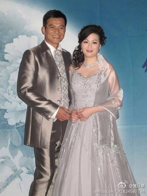 黃日華 李珊珊 黃日華親自剖白多年來不再拍戲的真正原因是太太梁潔華。(圖片來源:微博@黃日華)