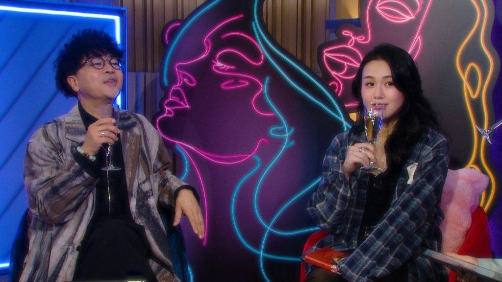 晚吹怨女俱樂部 Chloe Chloe曾一度以為自己正式成為該牛郎嘅女朋友,除咗每天陪同該牛郎上班見面外,期間更花費高達二十萬港元,令Chloe甚至轉做陪酒女郎為應付龐大開支。(圖片來源:ViuTV)