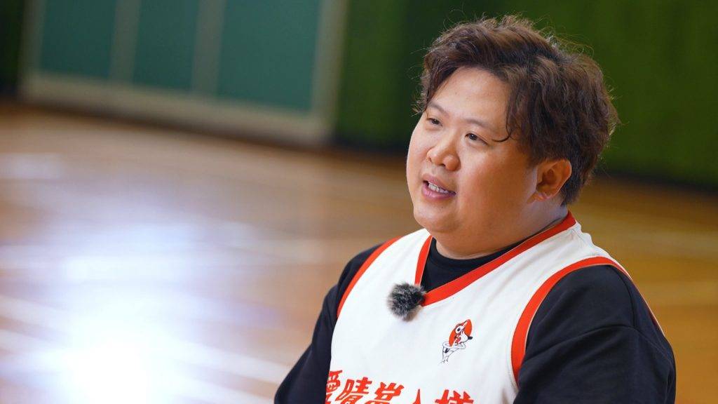 公司逼我打籃球 tsoul 「愛晴當入樽隊」首場練習賽就面對學界籃球精英的英華書院,肥仔都坦言「我哋啱啱起步嘅球隊同佢哋砌,就死硬嘅講真。」(圖片來源:ViuTV)