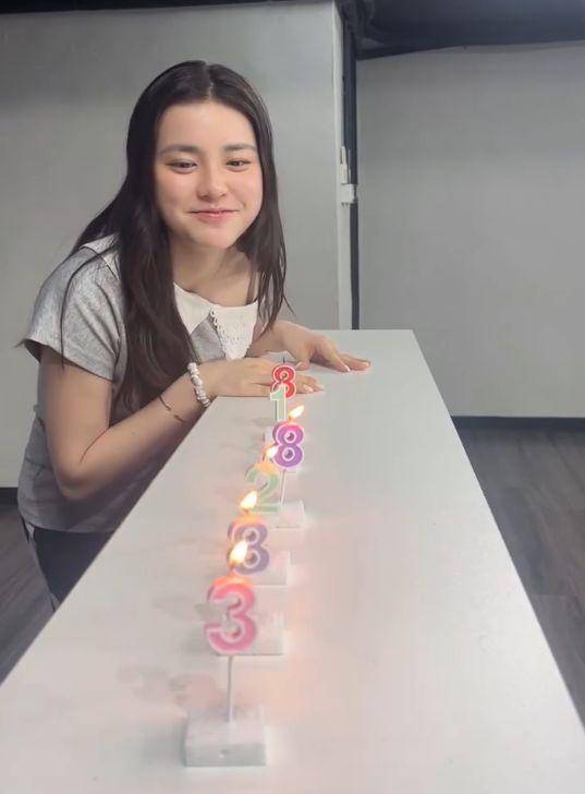 姚焯菲 她嘗試在一次呼吸中吹熄蠟燭,但只成功熄滅了兩根(圖片來源:IG@chantelyiu)