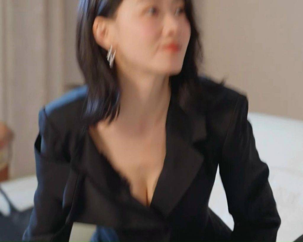廖子妤 廖子妤在《光明大押》中經常大曬事業線(圖片來源:ViuTV)
