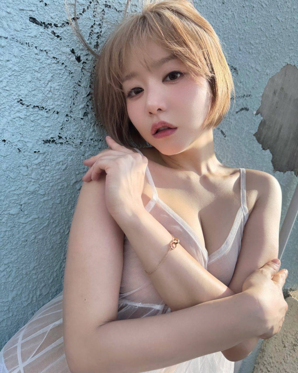 晚吹怨女俱樂部 女優 浜崎真緒重提自己出席台灣成人展時嘅不快經歷,並稱經理人當時因事未能陪同,但公司並未安排其他工作人員隨行,更錯誤登記她的機票姓名,令她大感不被尊重,並於台灣的成人展上公開宣佈引退。(圖片來源:ig@maohamasaki_official)