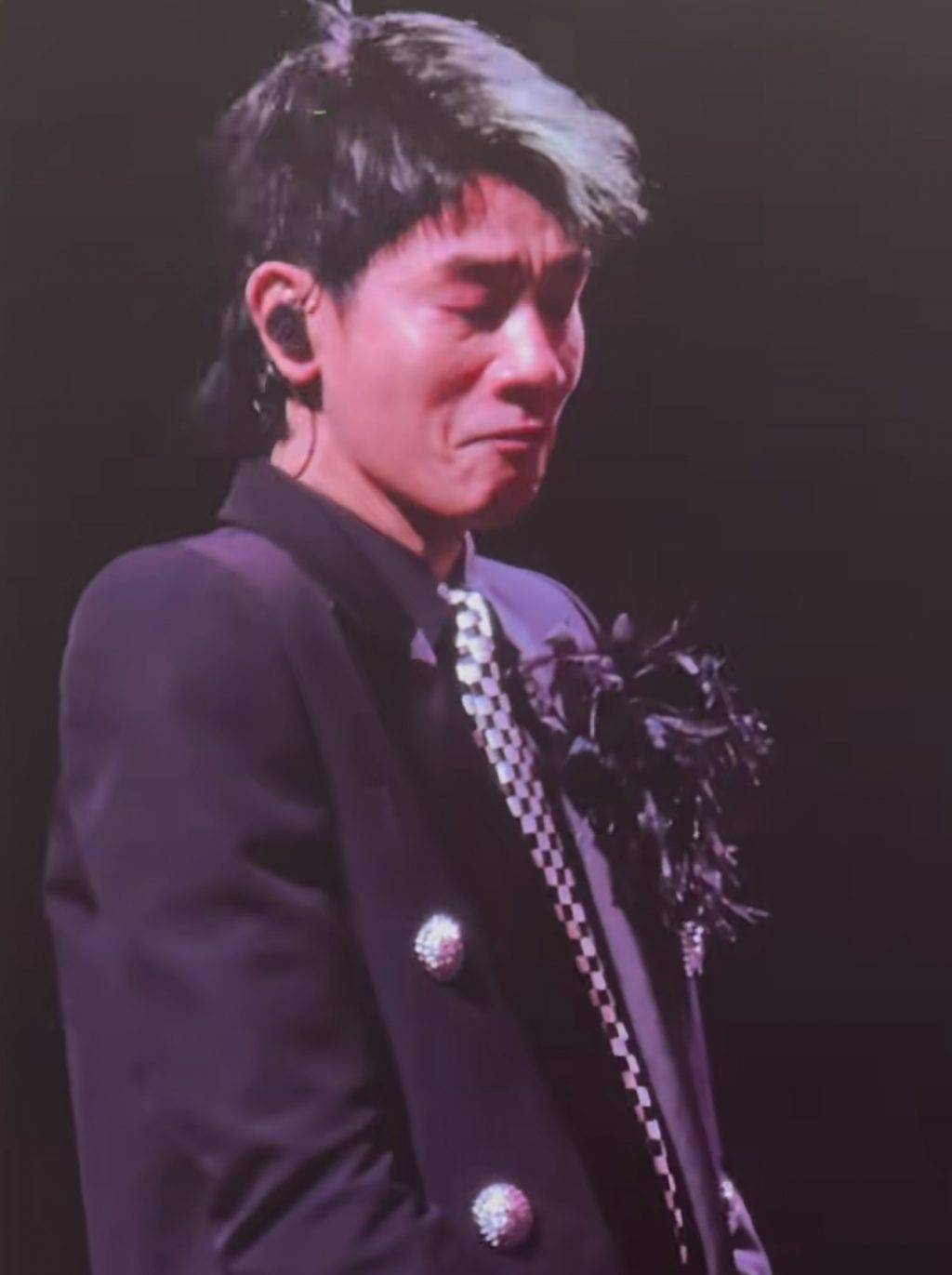 陳小春演唱會 鄭伊健 鄭伊健更與陳小春合唱《友情歲月》和《一起衝一起闖》,令陳小春感動落淚。(圖片來源:小紅書圖片)