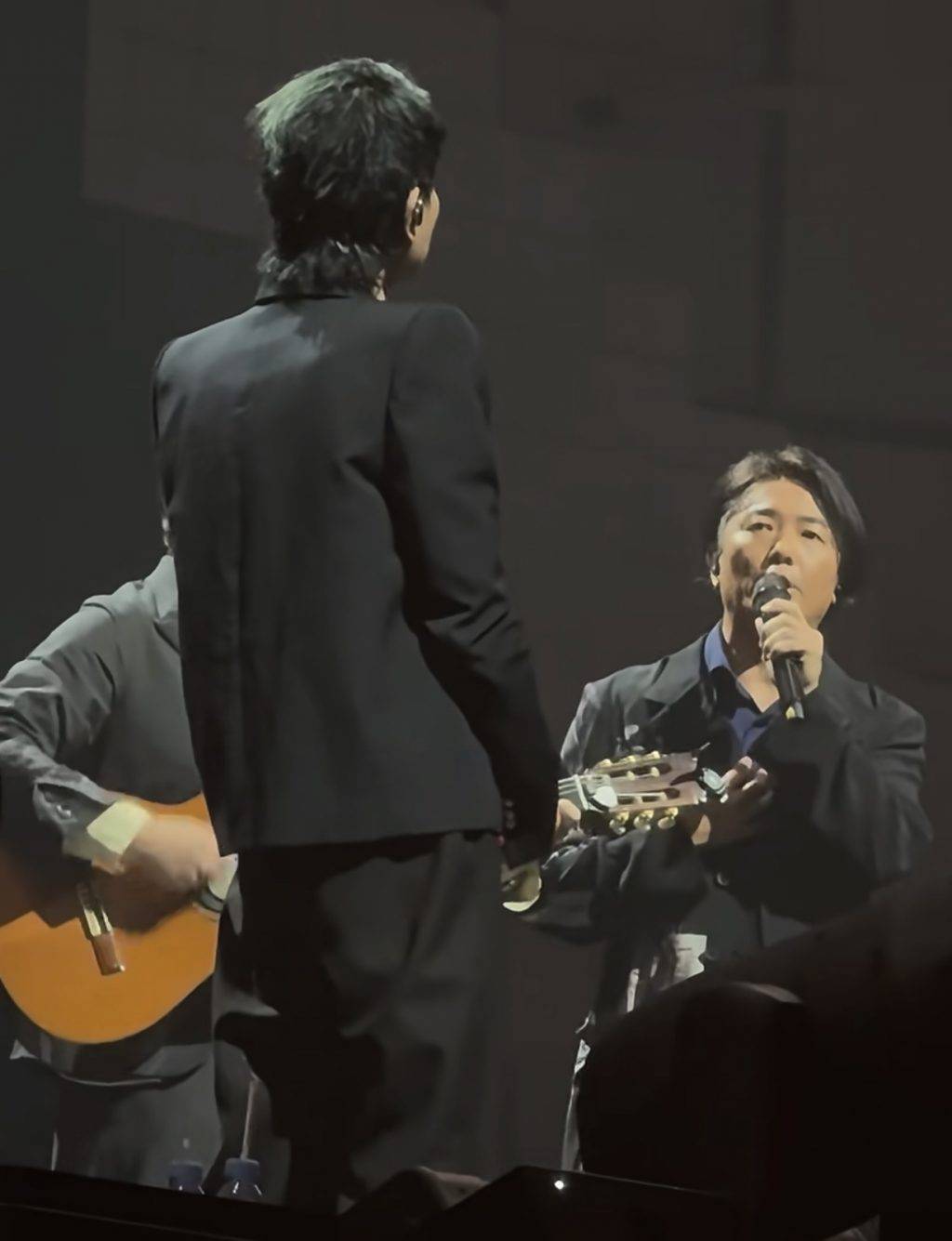 陳小春演唱會 鄭伊健 鄭伊健嘅演唱除咗令陳小春感動爆喊外,更直言對方「果然係大佬」!(圖片來源:小紅書圖片)