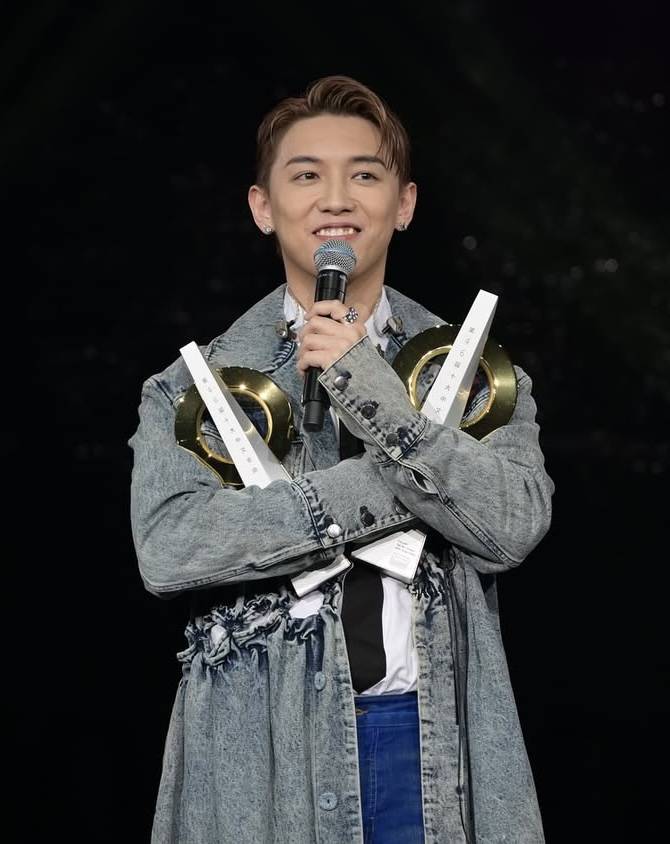 張天賦 mc MC於2021年正式出道,名利雙收嘅佢更於各大頒獎禮上獲獎無數,早前舉辦嘅《第46屆十大中文金曲》中,MC就一舉奪得最優秀流行歌手大獎、優秀流行歌手大獎,及歌曲《說謊者》獲十大中文金曲獎。(圖片來源:ig@mcheung1201)