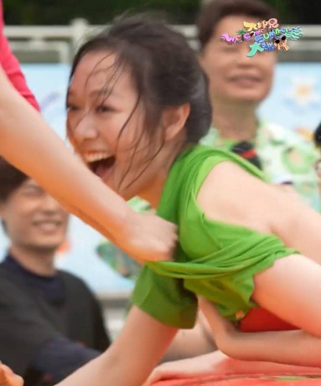 大師兄 獎門人 馮盈盈在預告中已見玩得十分投入,不過遊戲中大混戰嘅情況下,馮盈盈嘅上衣更唔知被邊位扯起,除咗意外騷出白滑美背外,就連佢內搭嘅火紅比基尼都出埋鏡,嚇到佢即刻伸手拉實件衫!(圖片來源:ig@tvbcomhk)
