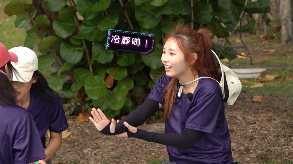 collar以為去度假 眼淚擔當 Ivy So眼見一眾成員玩積木信任遊戲時場面混亂,搞到忍唔住開聲叫大家冷靜。(圖片來源:ViuTV)
