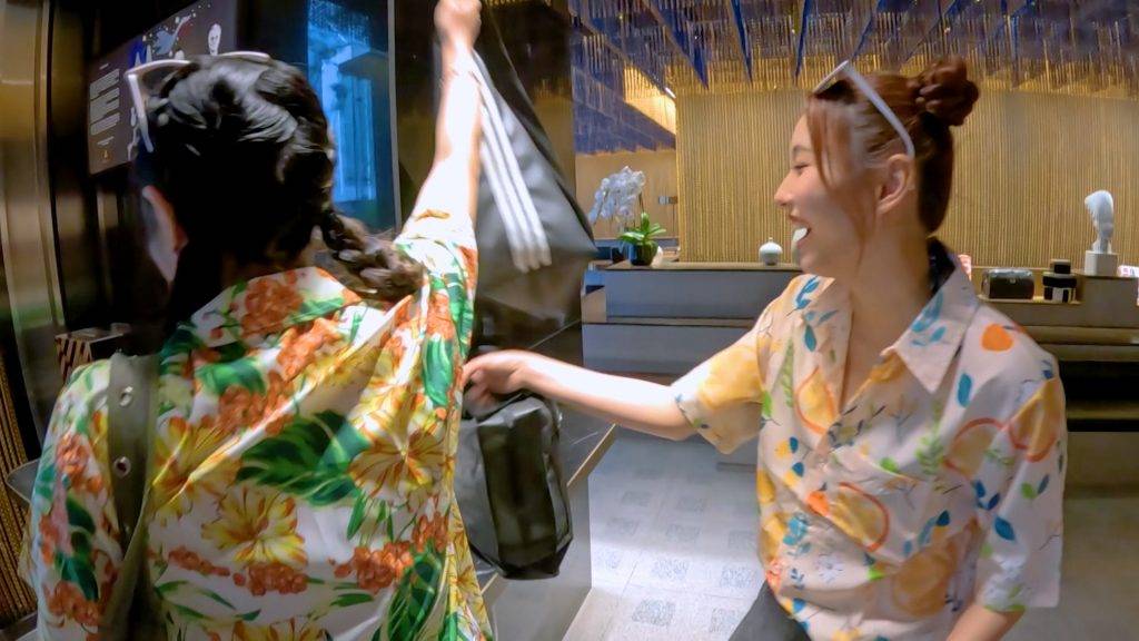collar以為去度假 ivy Ivy和Candy變身保姆,幫隊友拿回包包上車。(圖片來源:ViuTV)