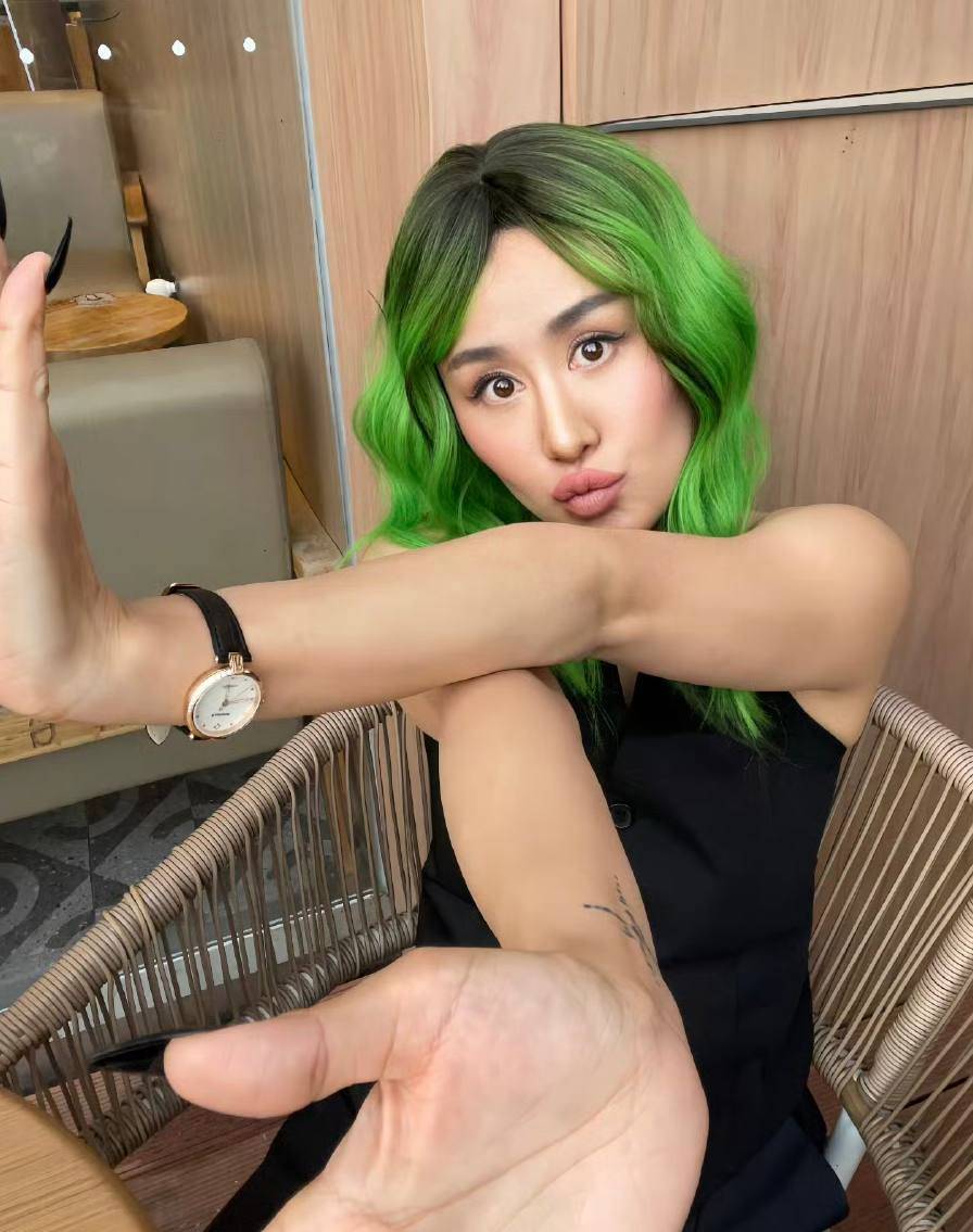 重慶夜店 ladygaga 潘虹樾近期更因神模仿Lady Gaga而人氣急升。(圖片來源:微博@潘虹樾)