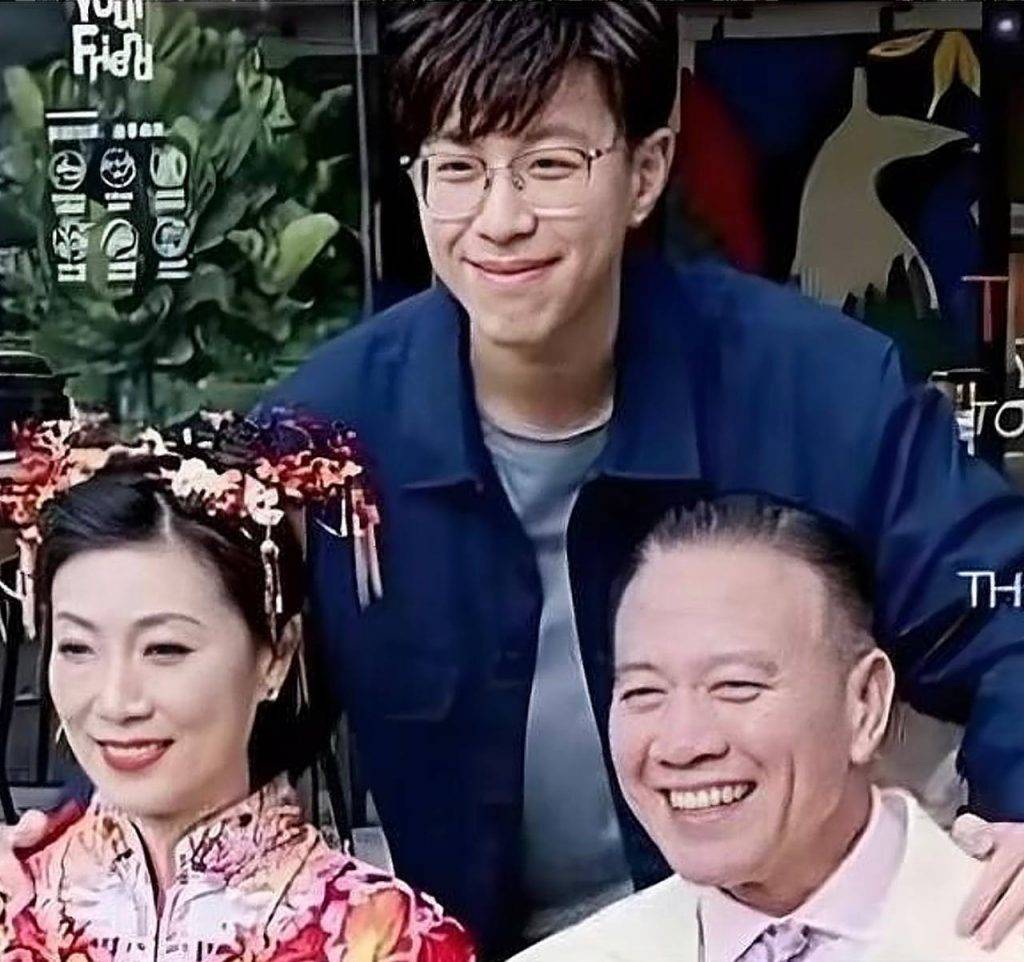 萬梓良 兒子 萬梓良2022年與老婆補影結婚相時,萬大千依舊以斯文嘅眼鏡造型示人。(圖片來源:小紅書圖片)