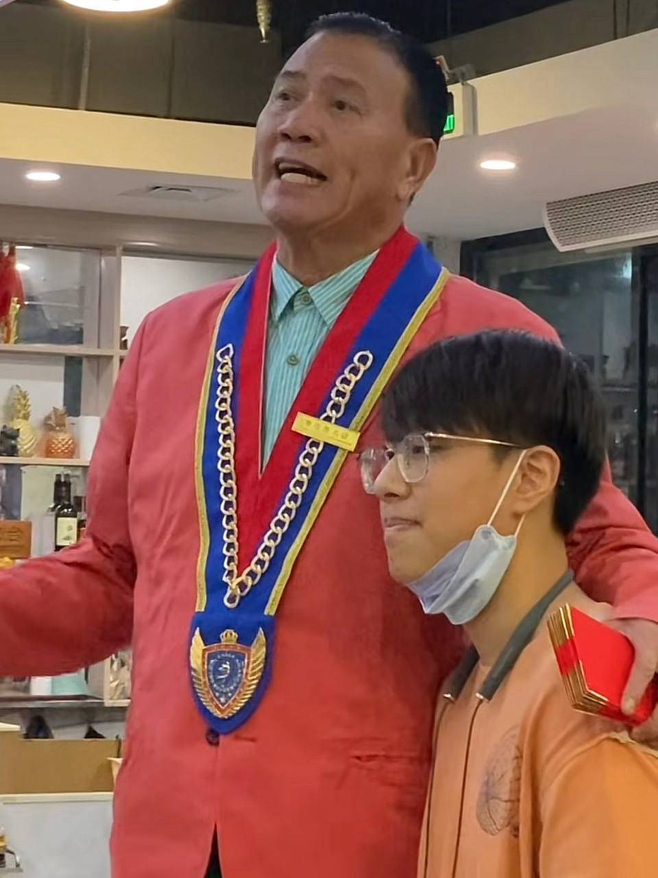 萬梓良 兒子 2021年萬梓良為萬大千慶祝18歲生日時,萬大千嘅樣貌略顯青澀。(圖片來源:小紅書圖片)