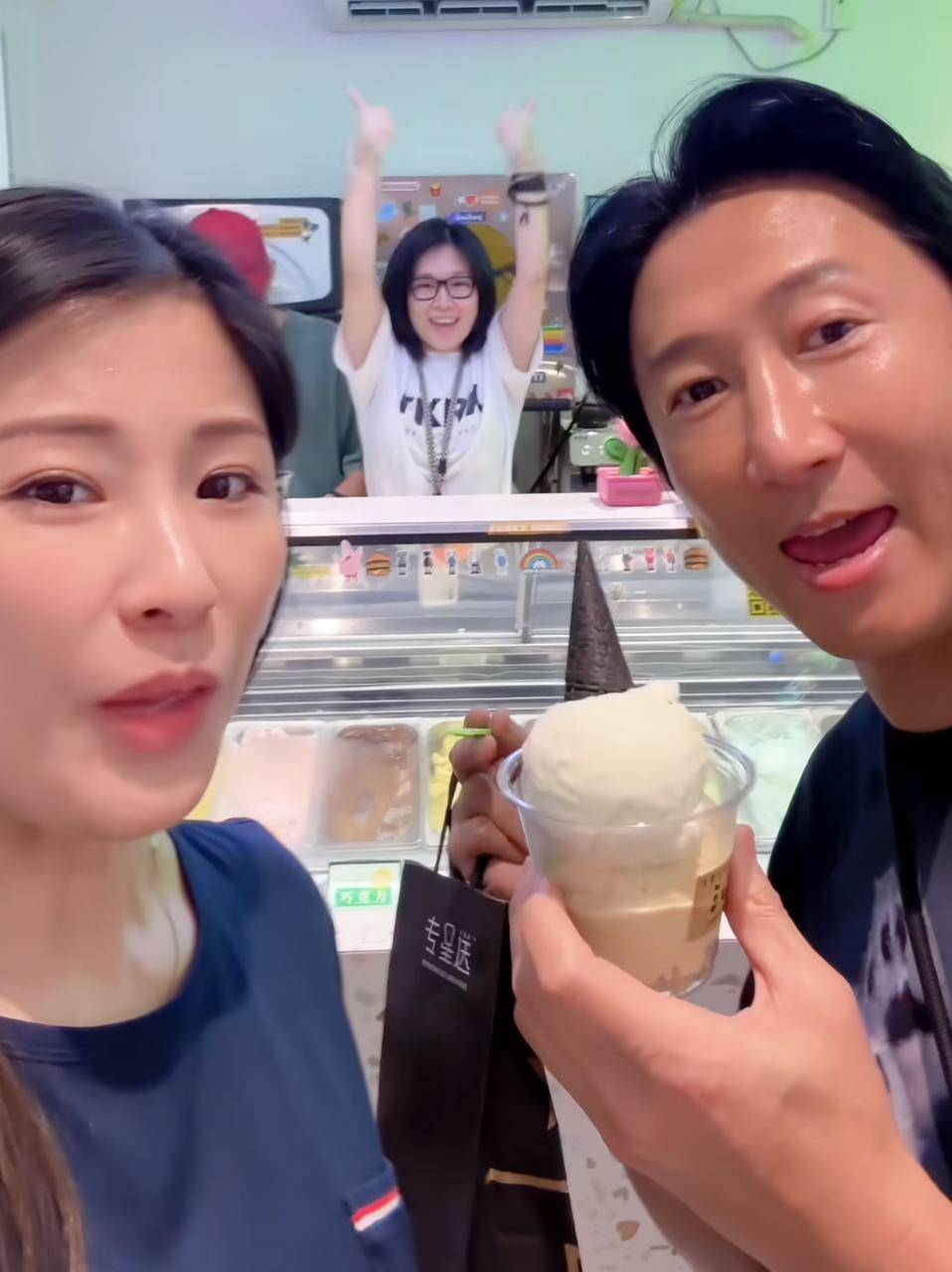 周家蔚 洪天明 周家蔚近日在社交平台曬出多段全家出遊嘅影片,力證婚姻關係健康。(圖片來源:抖音@周家蔚)