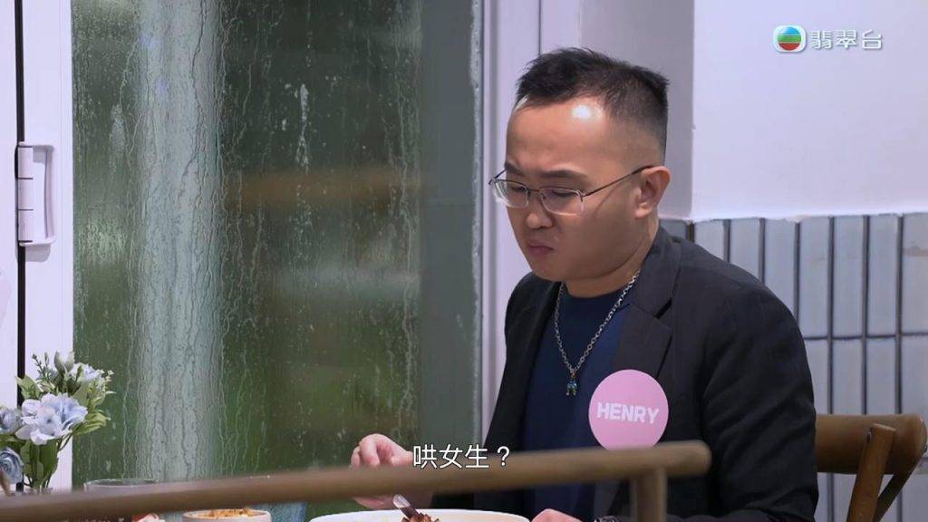 女神配對計劃 十優醫生 聽到Maggie批評自己唔識「氹女仔」,Henry大皺眉頭,架起防禦的態度。(圖片來源:TVB)