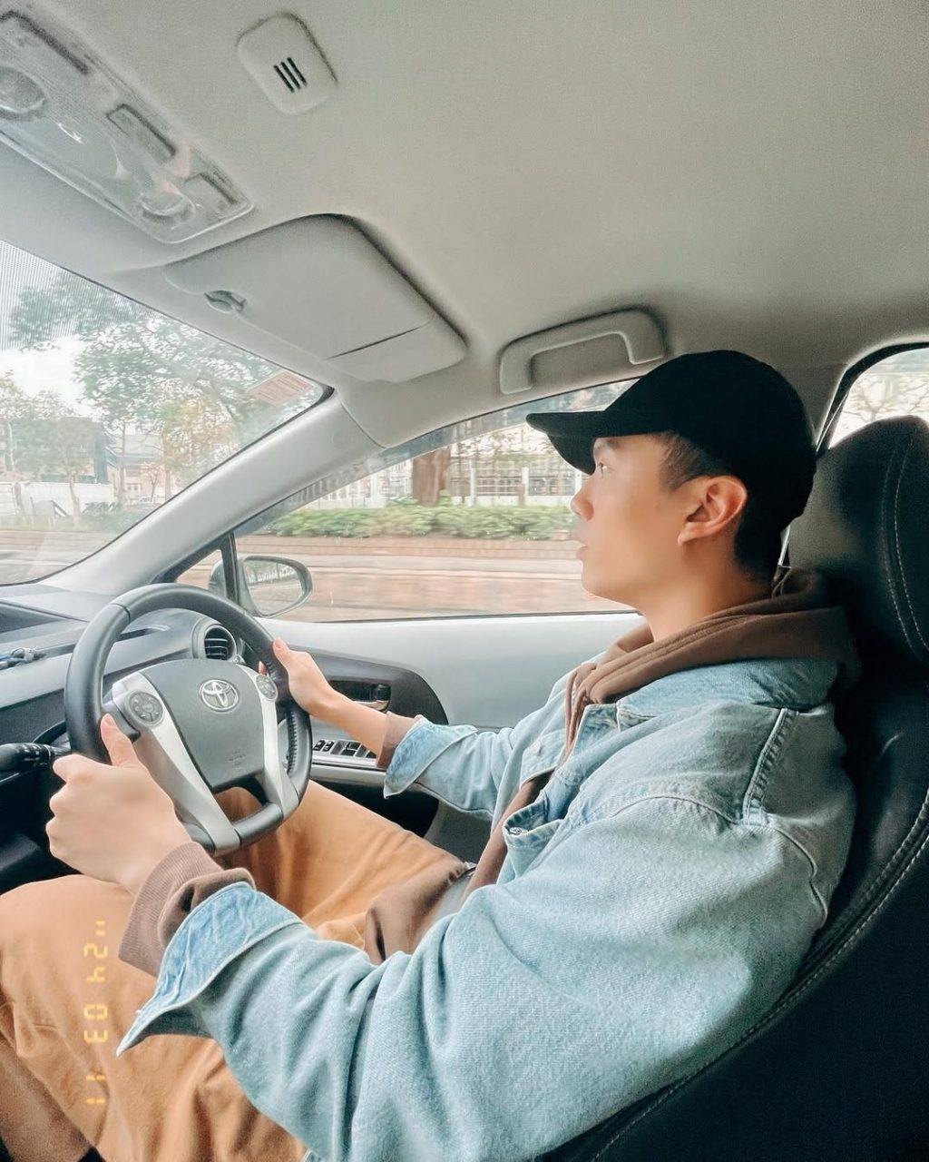 女神配對計劃 他在閒暇時還會開Uber,認為這能幫助他接觸不同的人,從而提昇他的演技。(圖片來源:IG@skinchow)