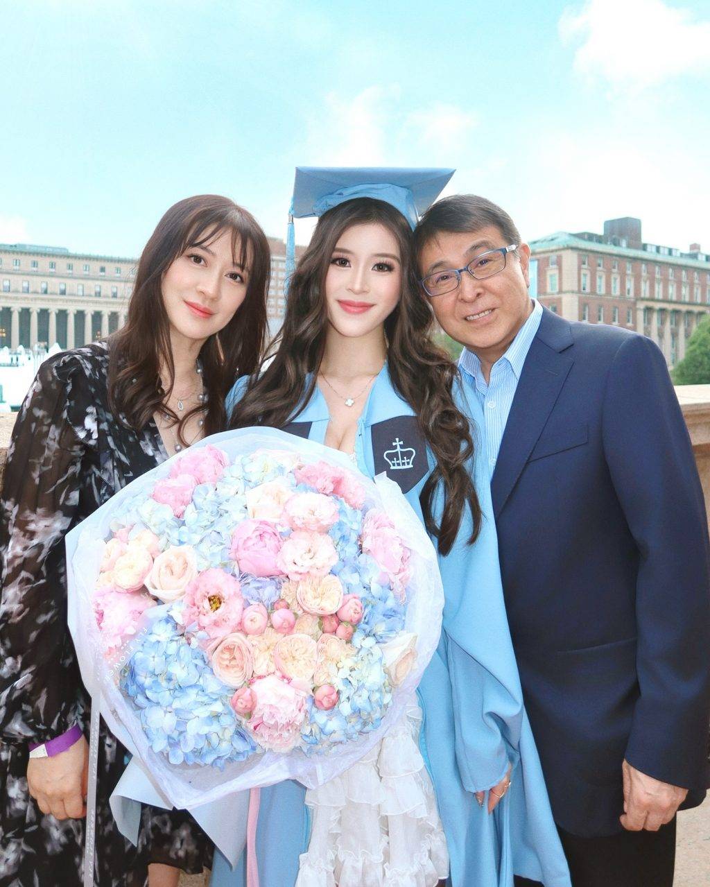 香港小姐2025 翻版劉珮再 陳詠詩與父母的異業照。(圖片來源:staceydevinachan)