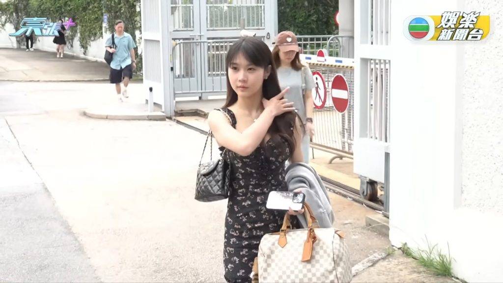 香港小姐2025 富貴佳麗 Loreli現身TVB電視城時手拎名牌包包盡顯富貴。(圖片來源:TVB娛樂新聞台)