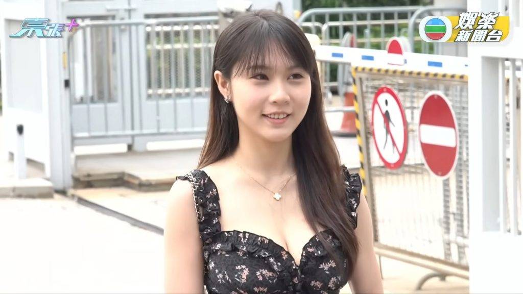 香港小姐2025 富貴佳麗 面對記者提問,Loreli以明顯重口音回應。(圖片來源:TVB娛樂新聞台)