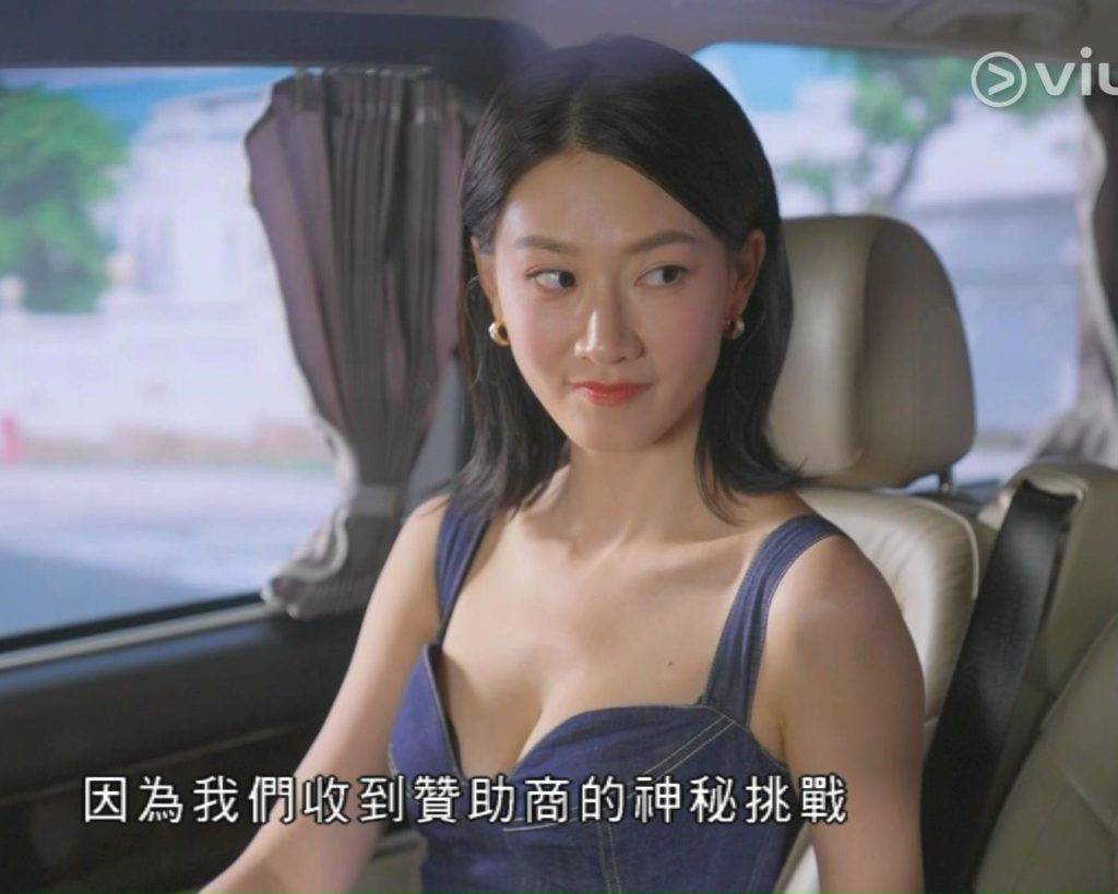 廖子妤 廖子妤以一襲深藍色牛仔低胸裙示人,大騷性感上圍(圖片來源:ViuTV)