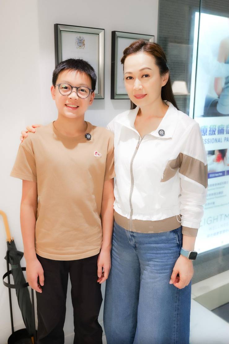香港娛樂 姚瑩瑩與Evan一同為一家痛症中心拍攝廣告。(圖片來源:大會提供)