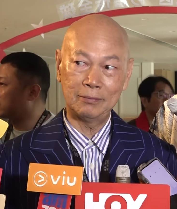 羅家英 羅家英除咗爆笑表示汪阿姐現時對自己態度唔同曬之外,更鬼馬模仿汪阿姐嘅表情。(圖片來源:youtube@Viu1 HK)