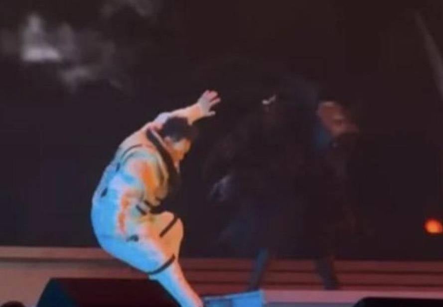 陳奕迅 有網民指出幸好Eason摔倒時剛好穿著加厚的演出服裝,估計他並未受傷。(圖片來源:小紅書截圖)