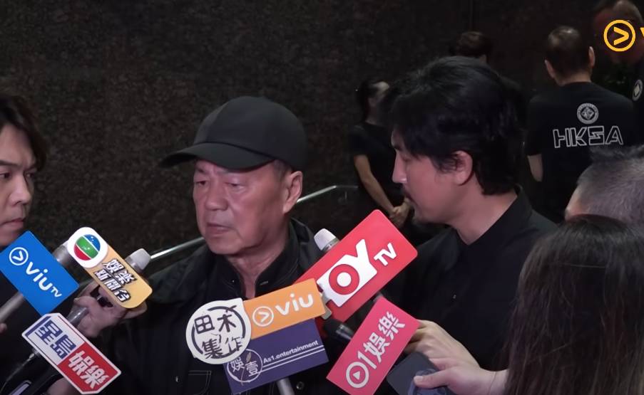 唐佳 雪妮 狄龍摘下口罩受訪時,動情讚揚唐佳有愛有義,與雪妮伉儷情深,情比金堅,愛如清音流水,綿長似江河萬年流。(圖片來源:Viu1HK)
