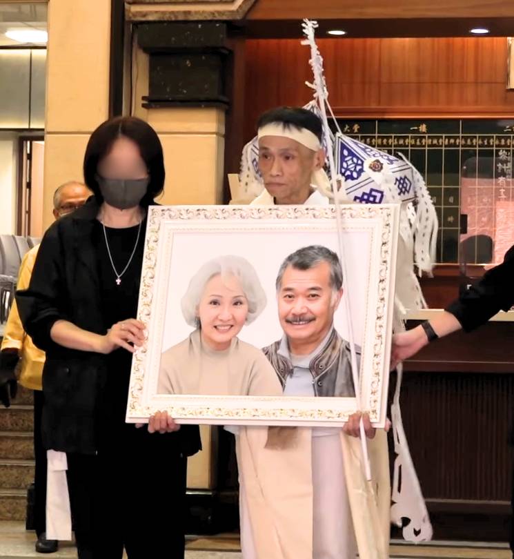 香港影壇 唐佳雪妮兒子手捧父母遺照步出殯儀館。(圖片來源:ig@Viu1 HK)
