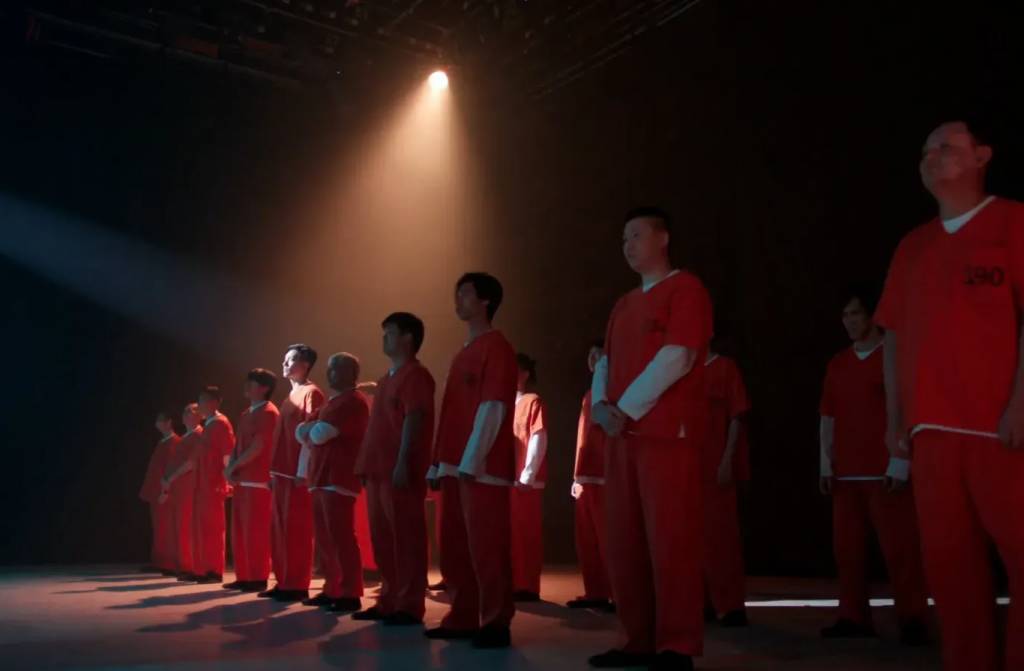 執法者們 黃宗澤 這個由林嘉華飾演的大反派戴祖福所控制的海上堡壘,儼如一個現代鬥獸場,周俊傑被迫參加血腥比賽,與其他囚犯互相廝殺。(圖片來源:TVB)
