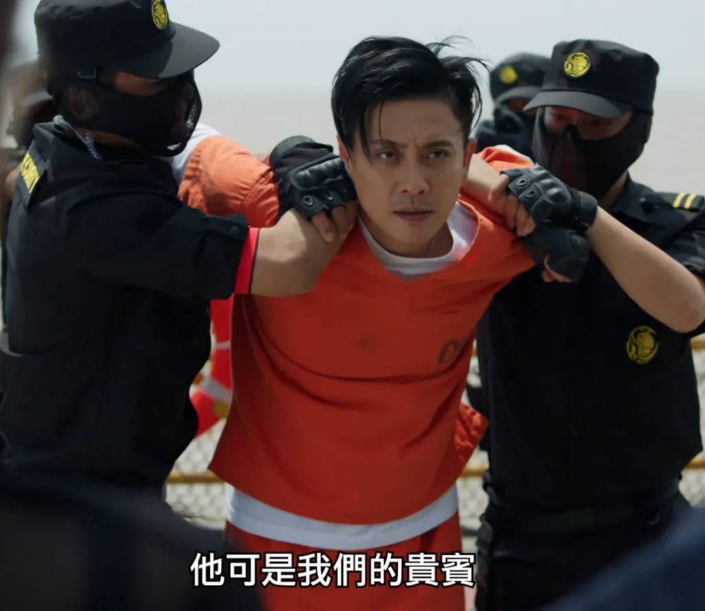 執法者們 黃宗澤 黃宗澤飾演的周俊傑醒來後,驚覺自己被困在一個巨大鐵籠,四周更關押著其他囚犯。他雖成功逃出鐵籠,卻發現自己身處公海的鑽油台。(圖片來源:TVB)