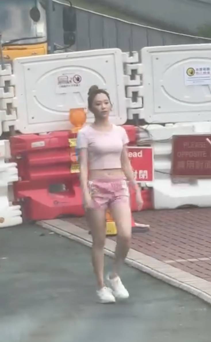 葉蒨文 女神配對計劃 葉蒨文被網友於街頭野生捕獲其跑步英姿。(圖片來源:Threads)