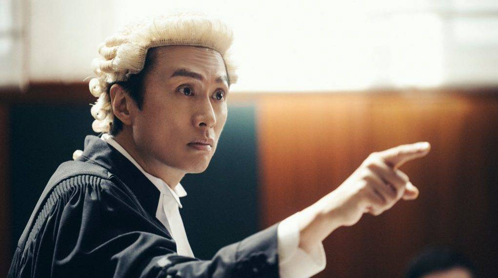 毒舌大狀真人版 翁靜晶 電影中謝君豪飾演的主控官金遠山,最終為了良知而「放水」給林涼水。(圖片來源:《毒舌大狀》劇照)